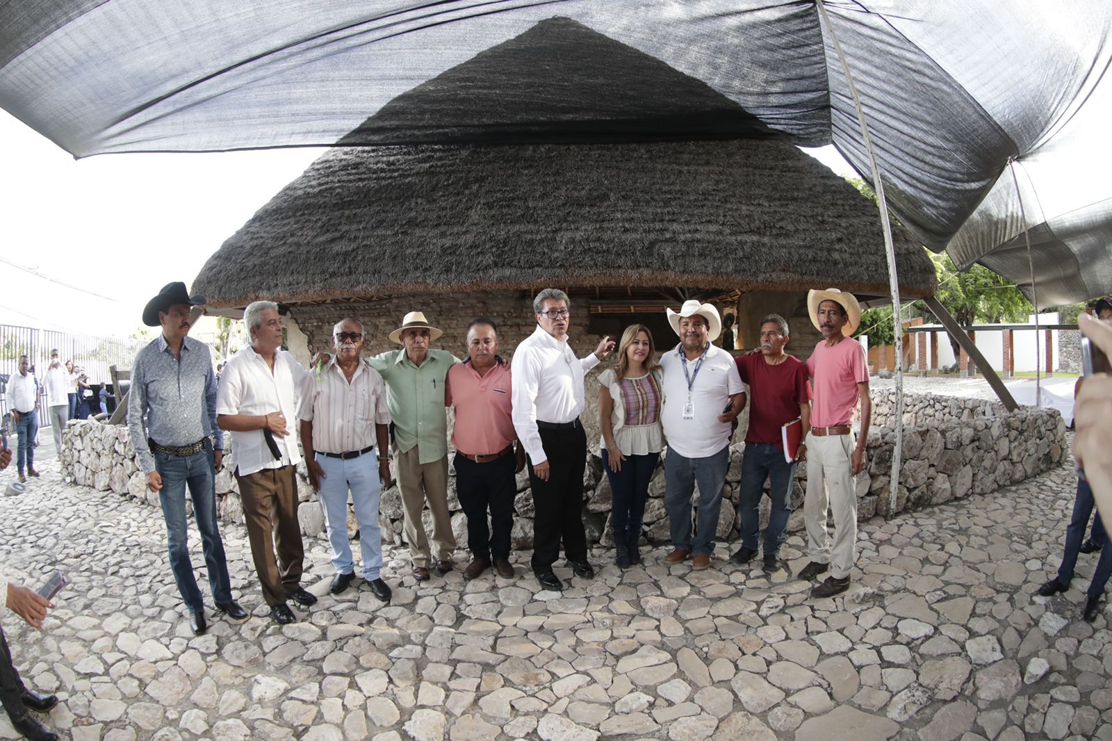 El senador Ricardo Monreal anunció en Anenecuilco, Morelos, que va a presentar, en la tierra de Emiliano Zapata su plan de Democracia y Participación Ciudadana, que forma parte del Proyecto de Nación que está dando a conocer en todo el país.